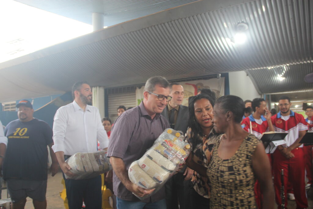 Prefeito Dr. Cassiano Maia dá continuidade às entregas de cestas básicas em Três Lagoas Prefeito Dr. Cassiano Maia dá continuidade às entregas de cestas básicas em Três Lagoas