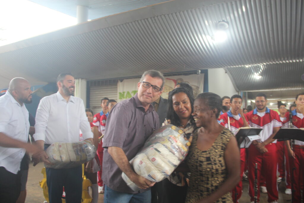 Prefeito Dr. Cassiano Maia dá continuidade às entregas de cestas básicas em Três Lagoas Prefeito Dr. Cassiano Maia dá continuidade às entregas de cestas básicas em Três Lagoas