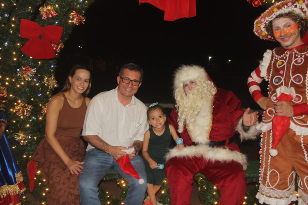 Papai Noel chega em grande estilo e emociona milhares na abertura oficial do Natal Encantado 2025 em Três Lagoas