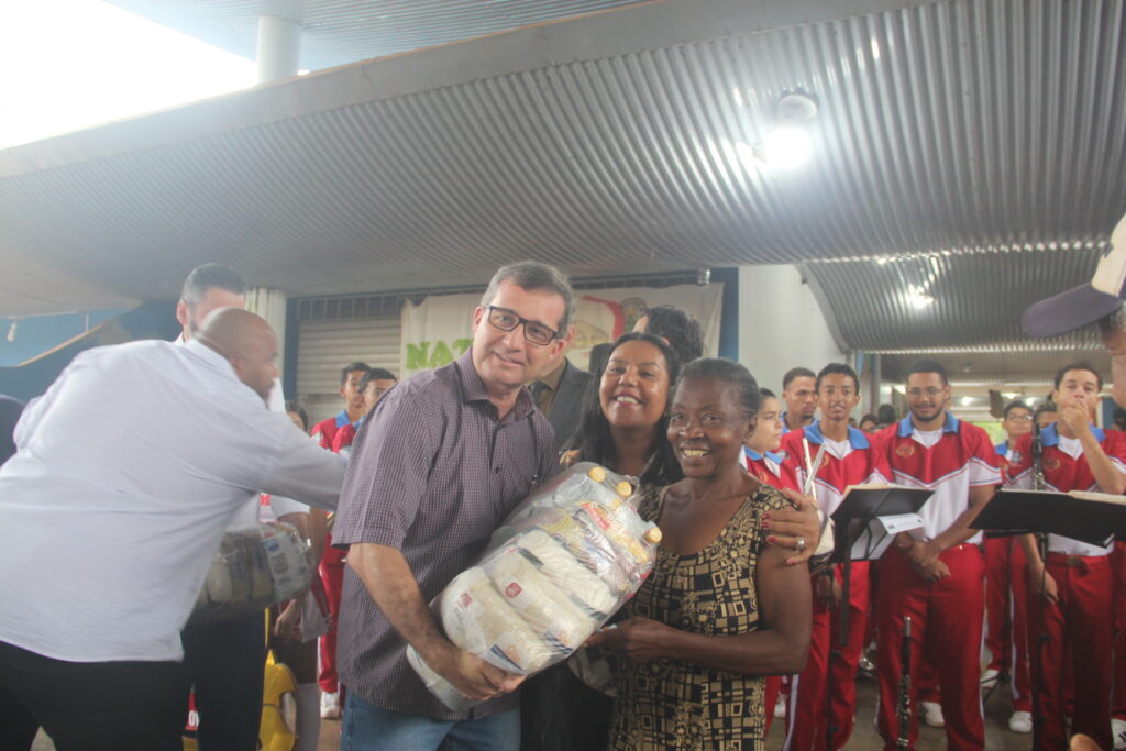 Prefeito Dr. Cassiano Maia dá continuidade às entregas de cestas básicas em Três Lagoas Prefeito Dr. Cassiano Maia dá continuidade às entregas de cestas básicas em Três Lagoas