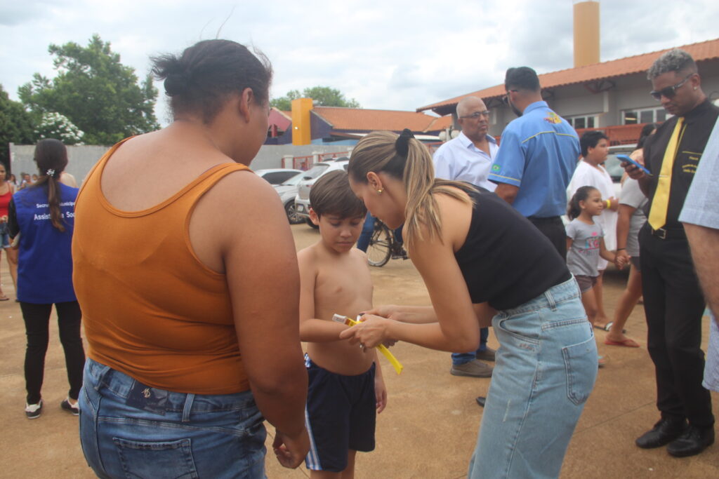 Magia, sorrisos e esperança marcam entrega de brinquedos em Três Lagoas Magia, sorrisos e esperança marcam entrega de brinquedos em Três Lagoas