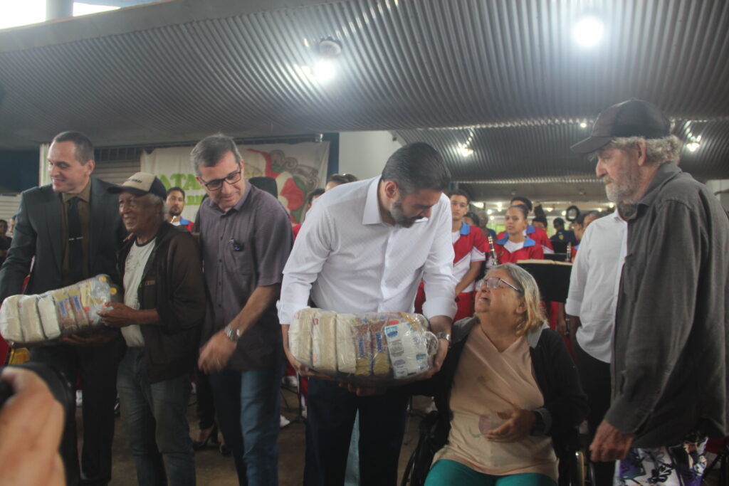 Prefeito Dr. Cassiano Maia dá continuidade às entregas de cestas básicas em Três Lagoas Prefeito Dr. Cassiano Maia dá continuidade às entregas de cestas básicas em Três Lagoas