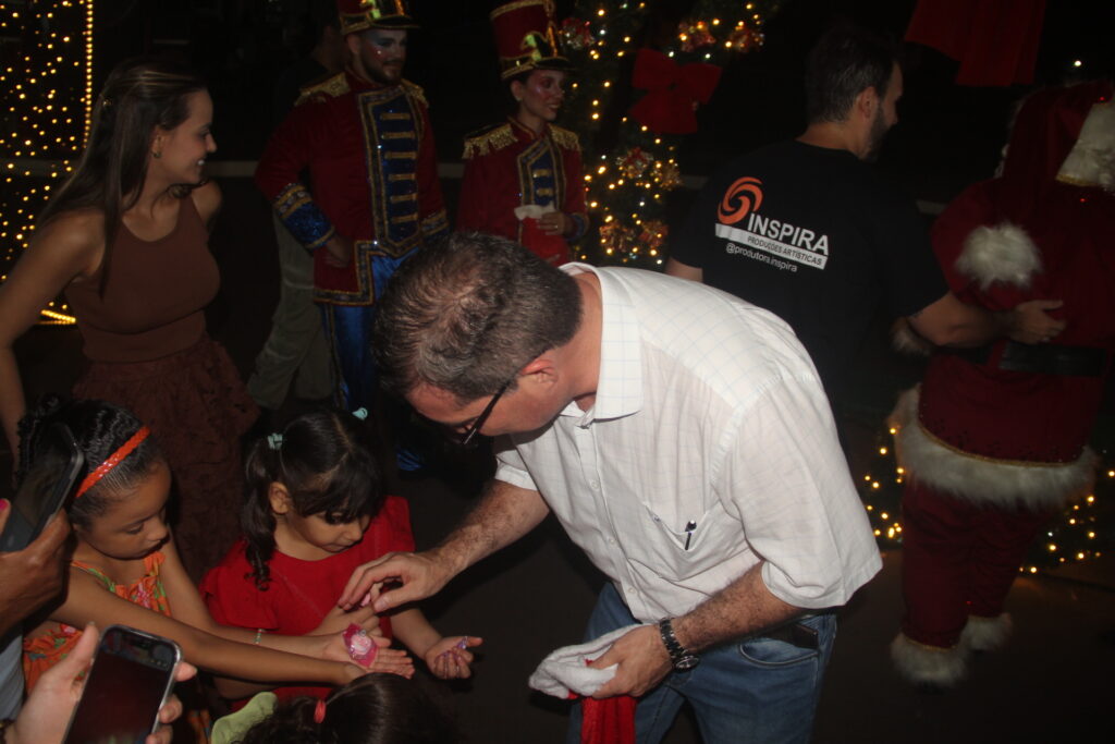 Papai Noel chega em grande estilo e emociona milhares na abertura oficial do Natal Encantado 2025 em Três Lagoas