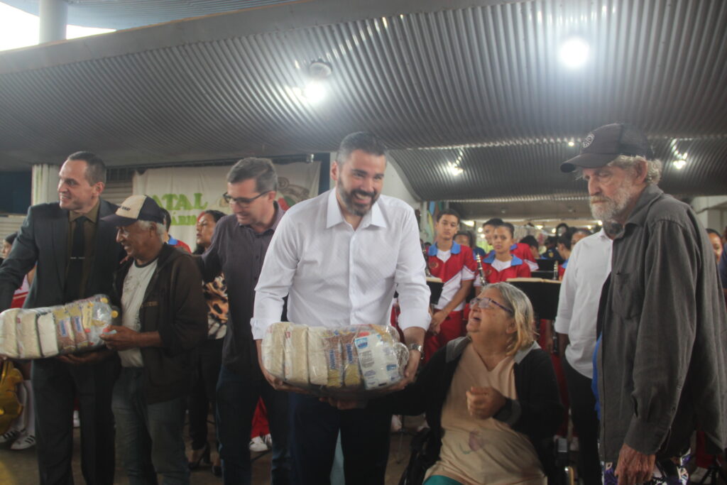 Prefeito Dr. Cassiano Maia dá continuidade às entregas de cestas básicas em Três Lagoas Prefeito Dr. Cassiano Maia dá continuidade às entregas de cestas básicas em Três Lagoas