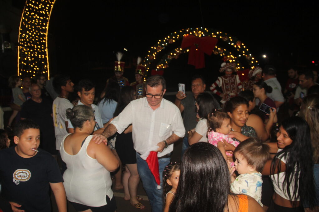 Papai Noel chega em grande estilo e emociona milhares na abertura oficial do Natal Encantado 2025 em Três Lagoas