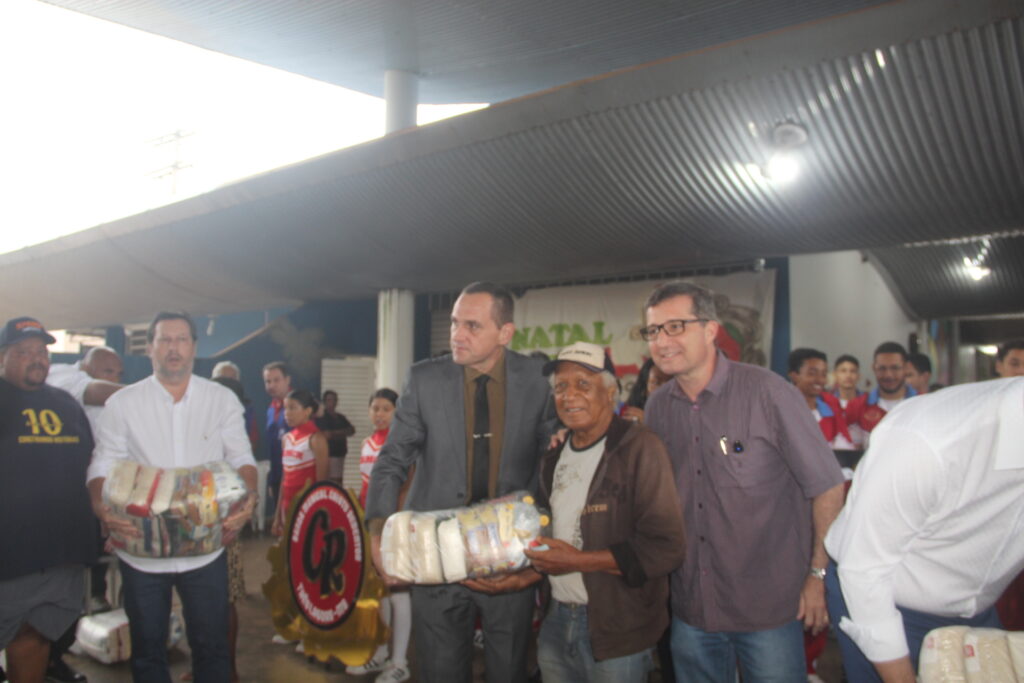 Prefeito Dr. Cassiano Maia dá continuidade às entregas de cestas básicas em Três Lagoas Prefeito Dr. Cassiano Maia dá continuidade às entregas de cestas básicas em Três Lagoas