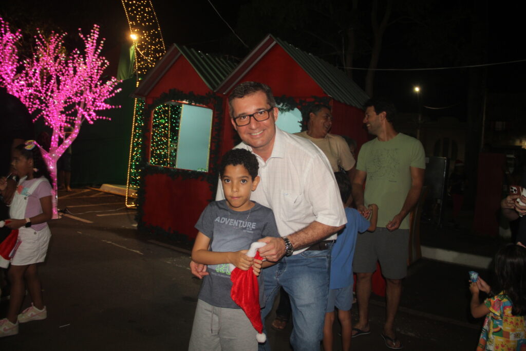 Papai Noel chega em grande estilo e emociona milhares na abertura oficial do Natal Encantado 2025 em Três Lagoas