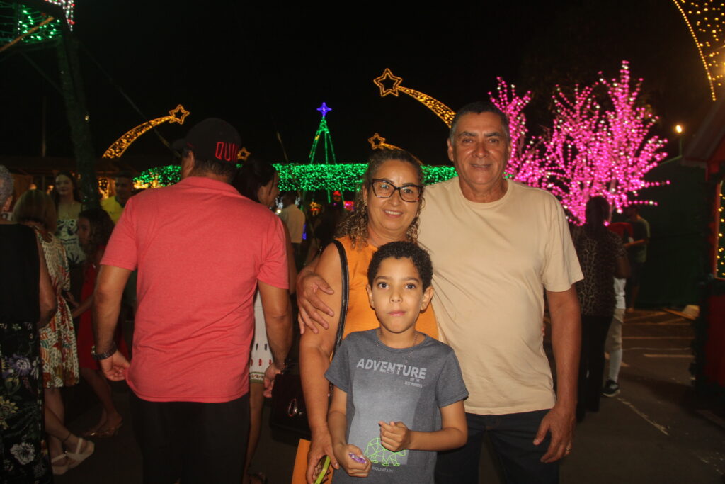 Papai Noel chega em grande estilo e emociona milhares na abertura oficial do Natal Encantado 2025 em Três Lagoas