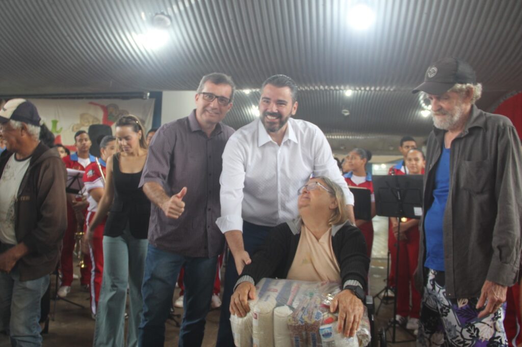 Prefeito Dr. Cassiano Maia dá continuidade às entregas de cestas básicas em Três Lagoas Prefeito Dr. Cassiano Maia dá continuidade às entregas de cestas básicas em Três Lagoas