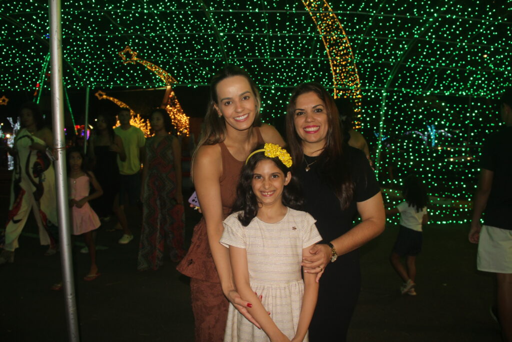 Papai Noel chega em grande estilo e emociona milhares na abertura oficial do Natal Encantado 2025 em Três Lagoas