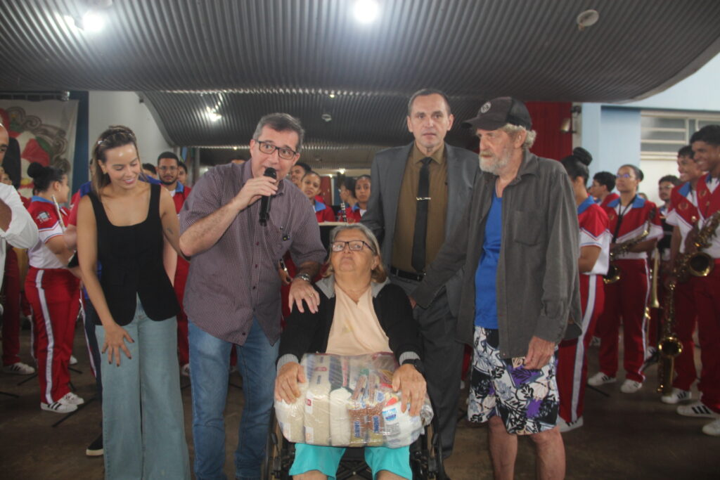 Prefeito Dr. Cassiano Maia dá continuidade às entregas de cestas básicas em Três Lagoas Prefeito Dr. Cassiano Maia dá continuidade às entregas de cestas básicas em Três Lagoas