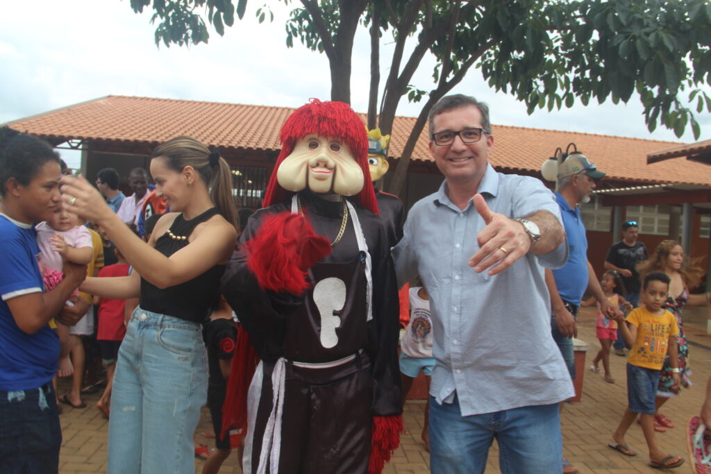 Magia, sorrisos e esperança marcam entrega de brinquedos em Três Lagoas Magia, sorrisos e esperança marcam entrega de brinquedos em Três Lagoas