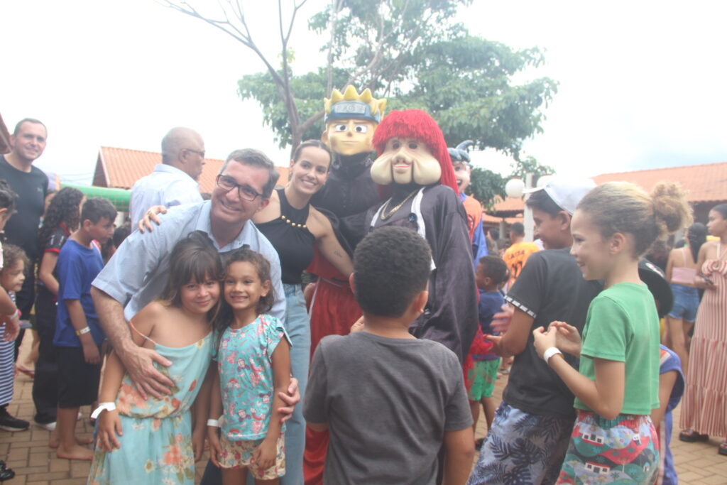 Magia, sorrisos e esperança marcam entrega de brinquedos em Três Lagoas Magia, sorrisos e esperança marcam entrega de brinquedos em Três Lagoas