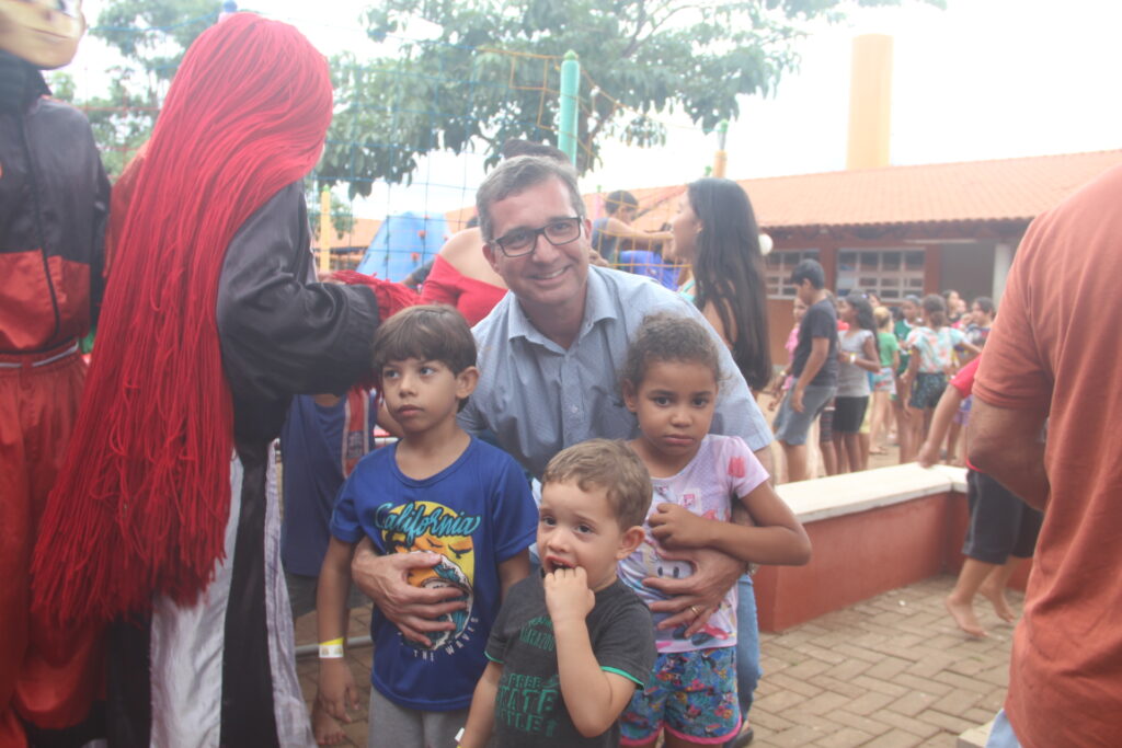 Magia, sorrisos e esperança marcam entrega de brinquedos em Três Lagoas Magia, sorrisos e esperança marcam entrega de brinquedos em Três Lagoas