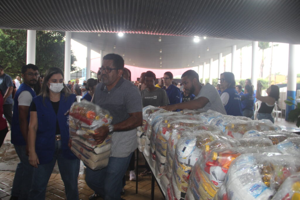 Prefeito Dr. Cassiano Maia dá continuidade às entregas de cestas básicas em Três Lagoas Prefeito Dr. Cassiano Maia dá continuidade às entregas de cestas básicas em Três Lagoas