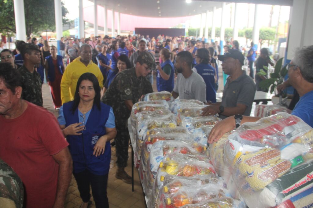 Prefeito Dr. Cassiano Maia dá continuidade às entregas de cestas básicas em Três Lagoas Prefeito Dr. Cassiano Maia dá continuidade às entregas de cestas básicas em Três Lagoas