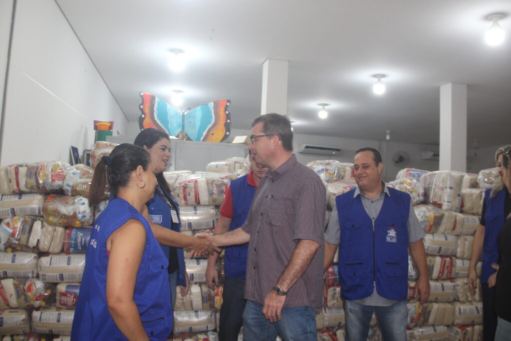 Prefeito Dr. Cassiano Maia dá continuidade às entregas de cestas básicas em Três Lagoas Prefeito Dr. Cassiano Maia dá continuidade às entregas de cestas básicas em Três Lagoas