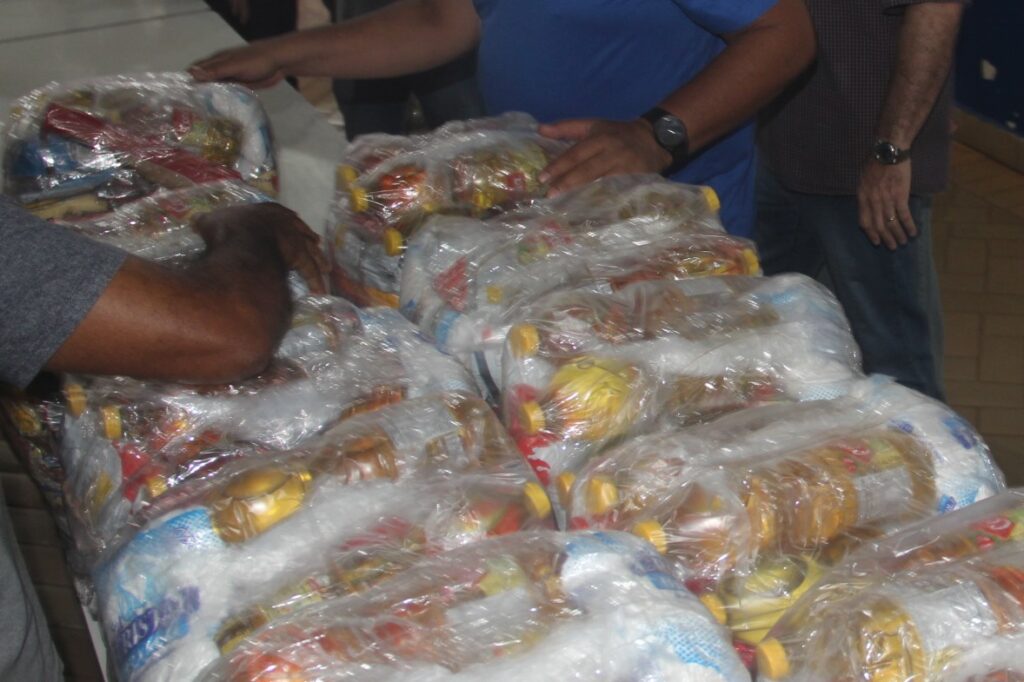 Prefeito Dr. Cassiano Maia dá continuidade às entregas de cestas básicas em Três Lagoas Prefeito Dr. Cassiano Maia dá continuidade às entregas de cestas básicas em Três Lagoas