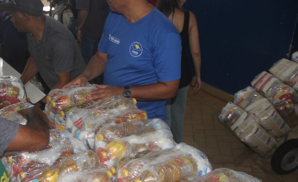 Prefeito Dr. Cassiano Maia dá continuidade às entregas de cestas básicas em Três Lagoas Prefeito Dr. Cassiano Maia dá continuidade às entregas de cestas básicas em Três Lagoas