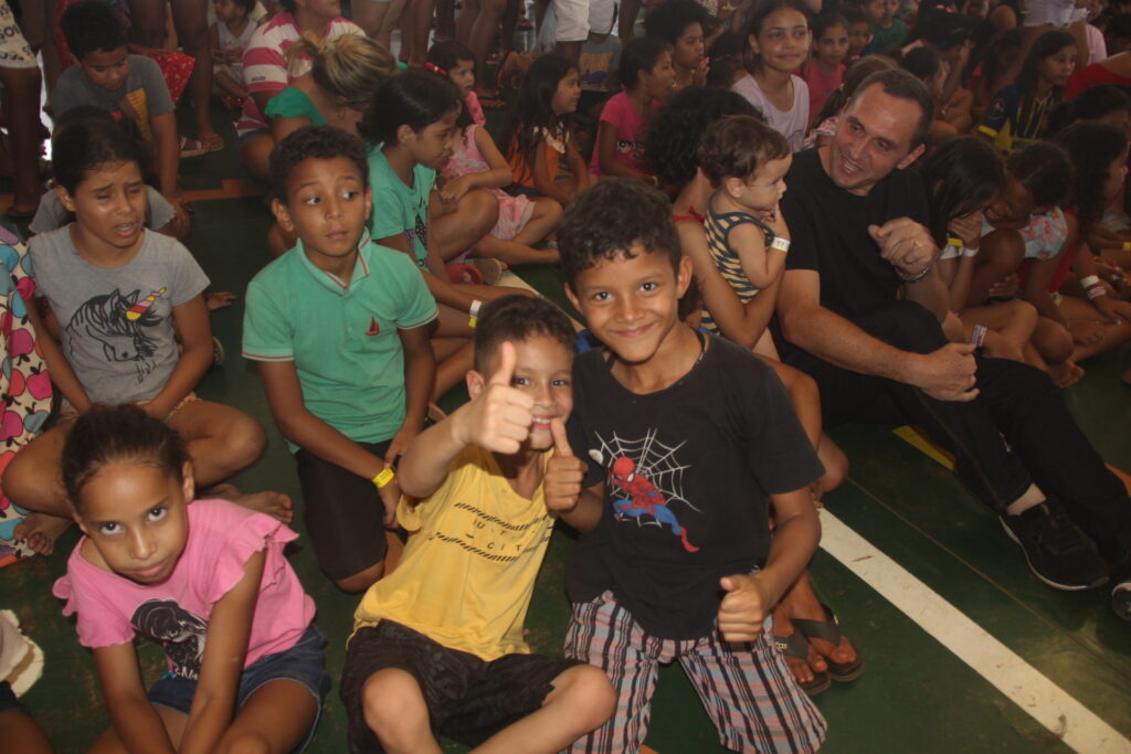 Magia, sorrisos e esperança marcam entrega de brinquedos em Três Lagoas Magia, sorrisos e esperança marcam entrega de brinquedos em Três Lagoas