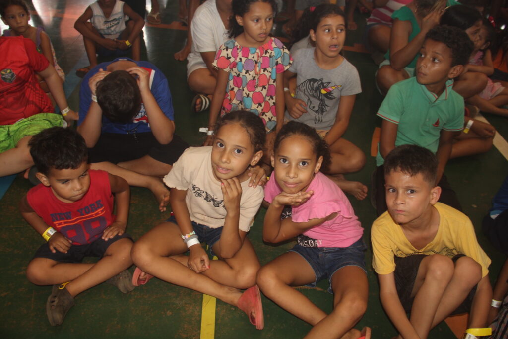 Magia, sorrisos e esperança marcam entrega de brinquedos em Três Lagoas Magia, sorrisos e esperança marcam entrega de brinquedos em Três Lagoas