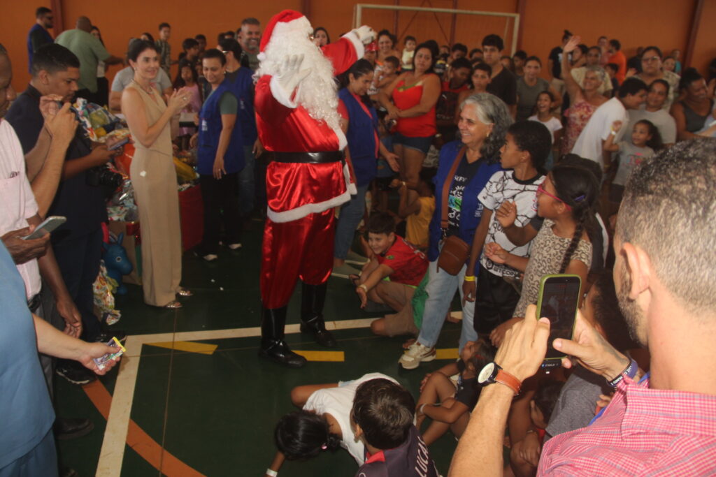 Magia, sorrisos e esperança marcam entrega de brinquedos em Três Lagoas Magia, sorrisos e esperança marcam entrega de brinquedos em Três Lagoas