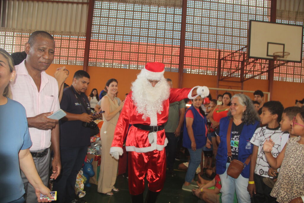 Magia, sorrisos e esperança marcam entrega de brinquedos em Três Lagoas Magia, sorrisos e esperança marcam entrega de brinquedos em Três Lagoas