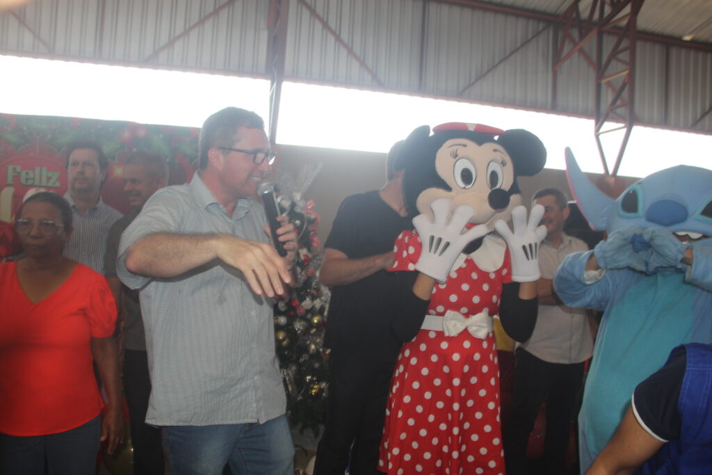 Magia, sorrisos e esperança marcam entrega de brinquedos em Três Lagoas Magia, sorrisos e esperança marcam entrega de brinquedos em Três Lagoas