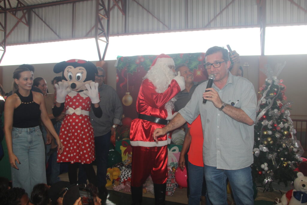 Magia, sorrisos e esperança marcam entrega de brinquedos em Três Lagoas Magia, sorrisos e esperança marcam entrega de brinquedos em Três Lagoas
