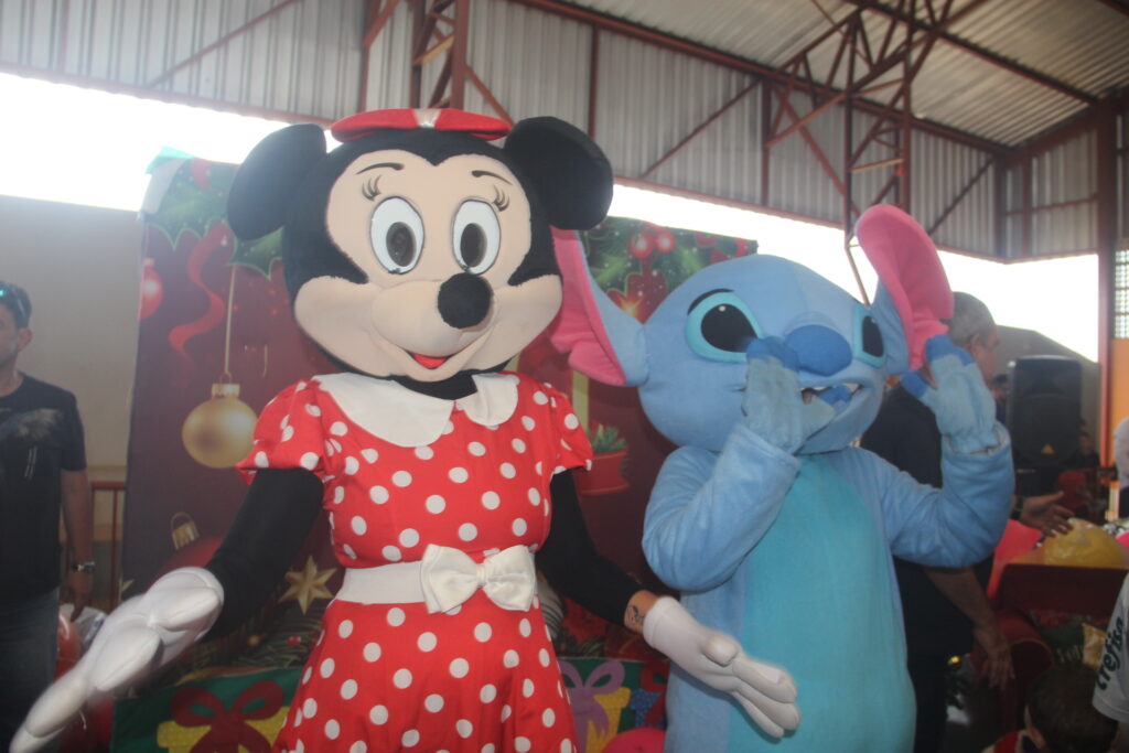 Magia, sorrisos e esperança marcam entrega de brinquedos em Três Lagoas Magia, sorrisos e esperança marcam entrega de brinquedos em Três Lagoas