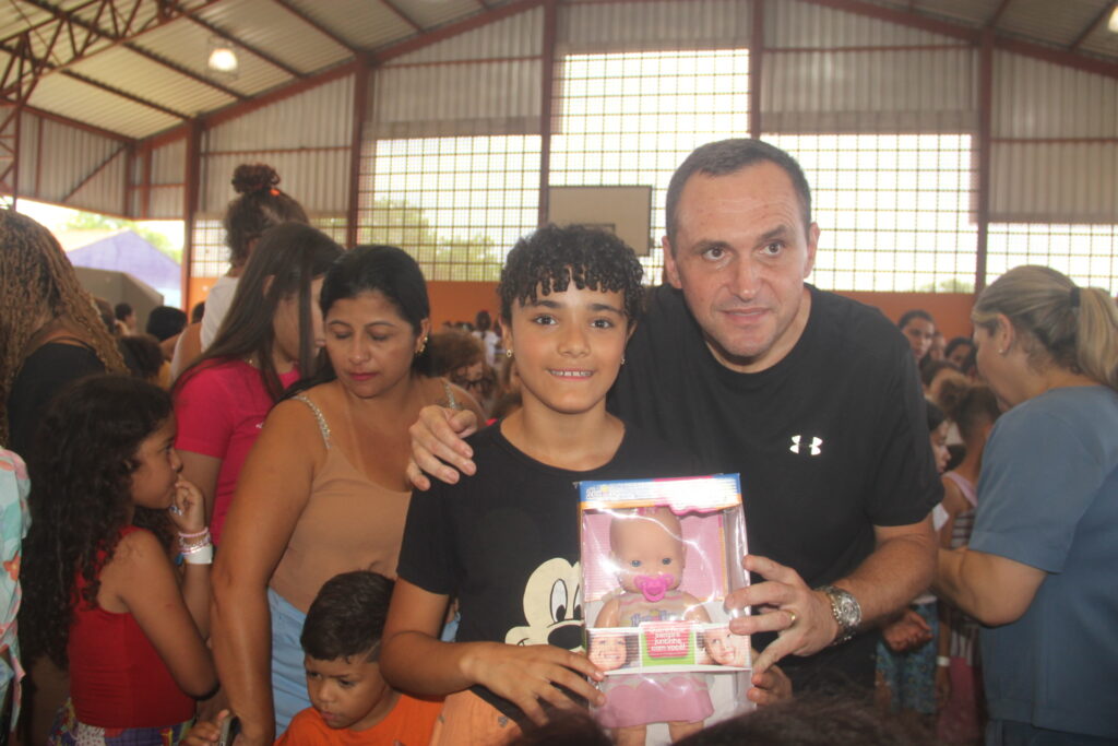 Magia, sorrisos e esperança marcam entrega de brinquedos em Três Lagoas Magia, sorrisos e esperança marcam entrega de brinquedos em Três Lagoas