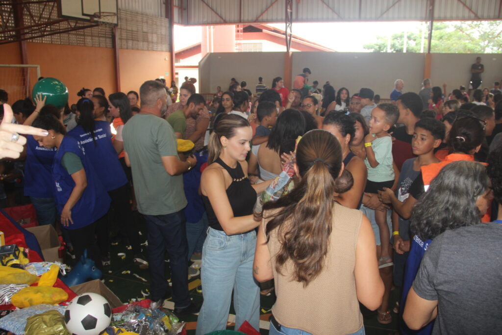 Magia, sorrisos e esperança marcam entrega de brinquedos em Três Lagoas Magia, sorrisos e esperança marcam entrega de brinquedos em Três Lagoas