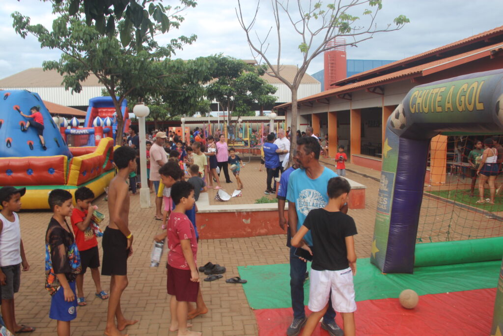 Magia, sorrisos e esperança marcam entrega de brinquedos em Três Lagoas Magia, sorrisos e esperança marcam entrega de brinquedos em Três Lagoas