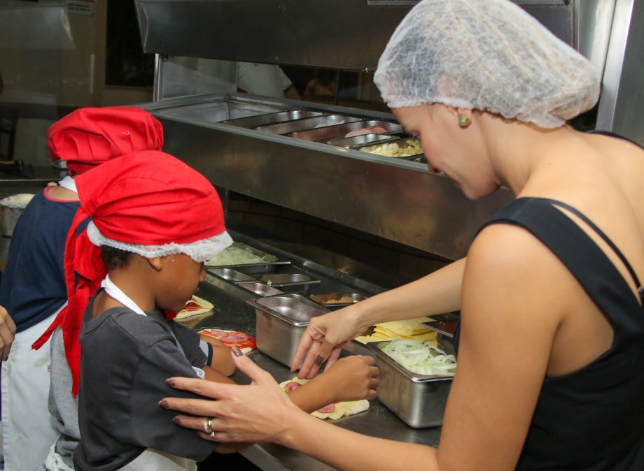 Crianças das Casas de Acolhimento vivem noite especial na Pizzaria da Mama e encerram ano repleto de experiências inesquecíveis Crianças das Casas de Acolhimento vivem noite especial na Pizzaria da Mama e encerram ano repleto de experiências inesquecíveis