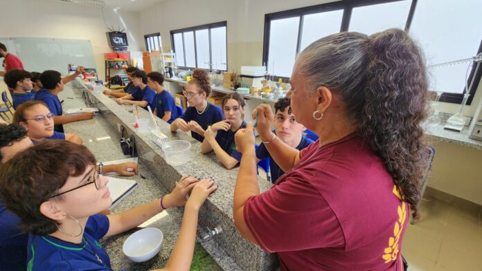 Professora-lecionando-aula-de-educacao-profissional-emunidade-da-REE-scaled