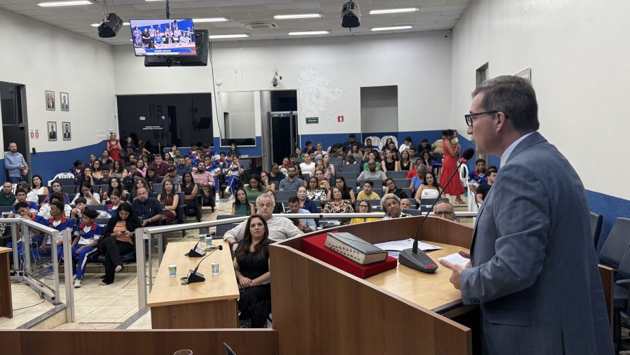 Em sessão solene, Câmara homenageia prefeito, servidores e programas municipais que se destacaram nacionalmente