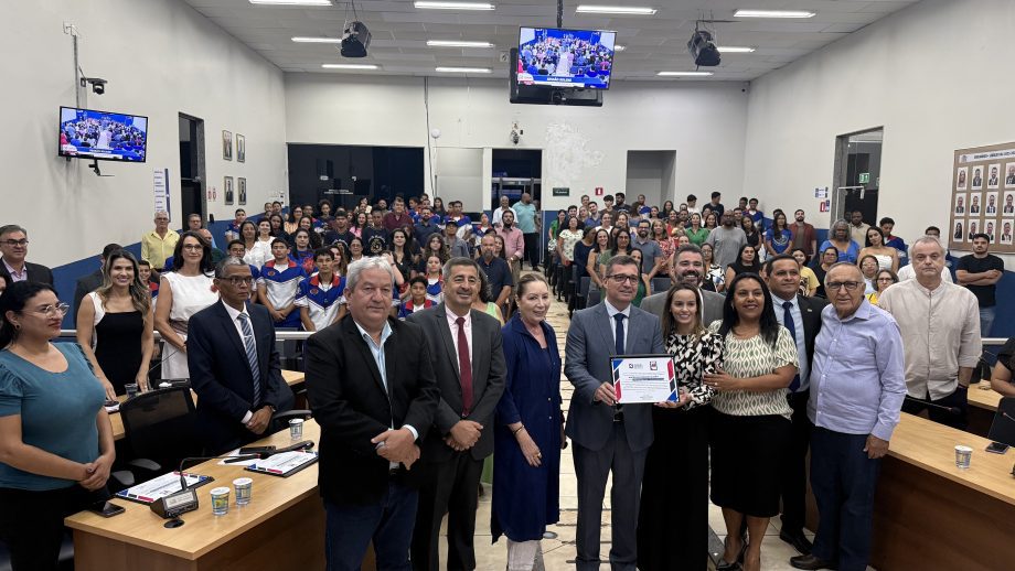 Em sessão solene, Câmara homenageia prefeito, servidores e programas municipais que se destacaram nacionalmente
