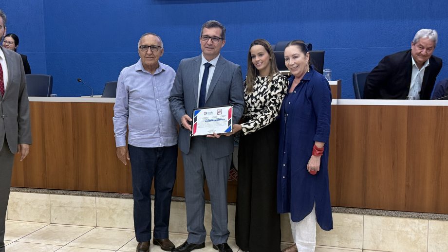 Em sessão solene, Câmara homenageia prefeito, servidores e programas municipais que se destacaram nacionalmente