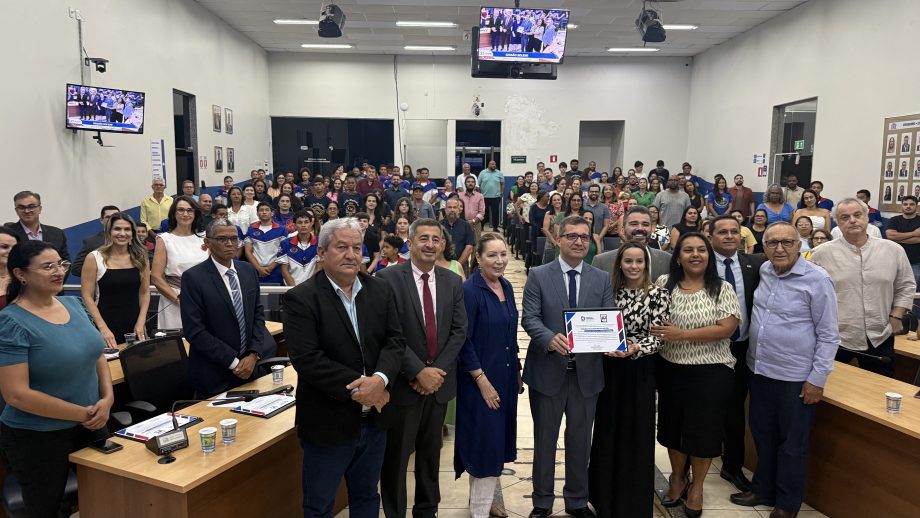 Em sessão solene, Câmara homenageia prefeito, servidores e programas municipais que se destacaram nacionalmente