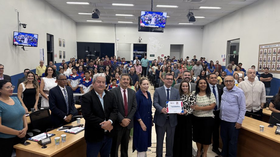 Em sessão solene, Câmara homenageia prefeito, servidores e programas municipais que se destacaram nacionalmente