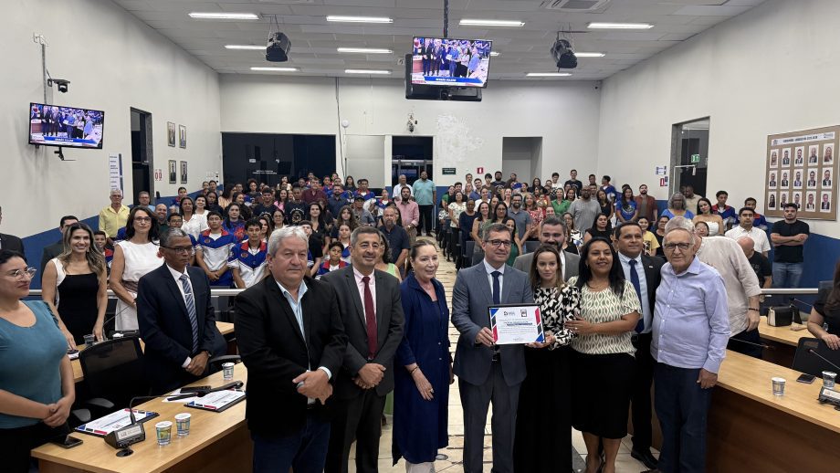 Em sessão solene, Câmara homenageia prefeito, servidores e programas municipais que se destacaram nacionalmente