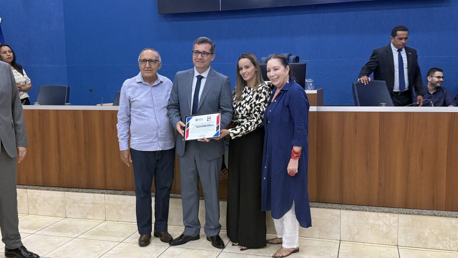 Em sessão solene, Câmara homenageia prefeito, servidores e programas municipais que se destacaram nacionalmente