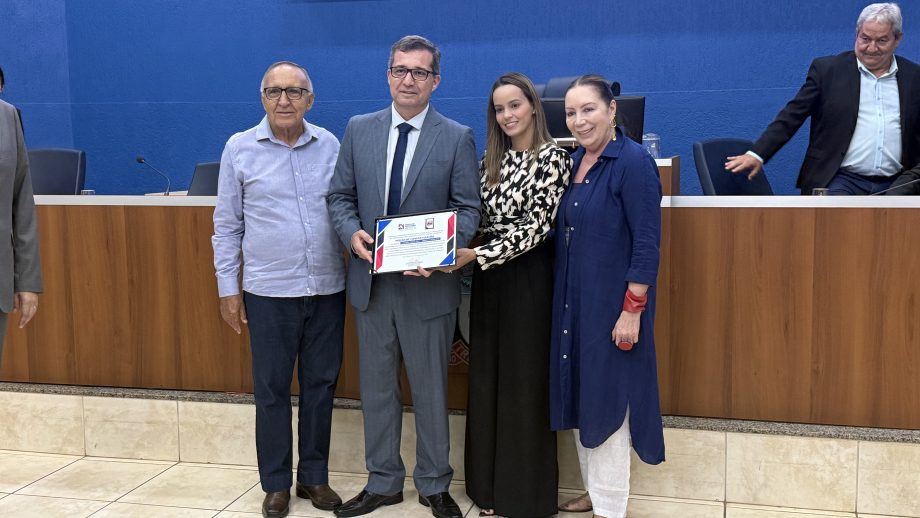 Em sessão solene, Câmara homenageia prefeito, servidores e programas municipais que se destacaram nacionalmente