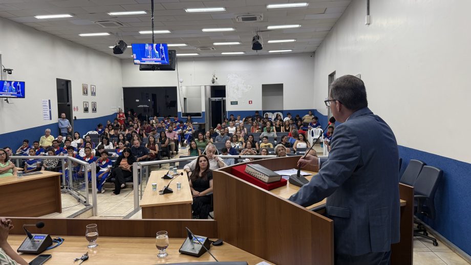 Em sessão solene, Câmara homenageia prefeito, servidores e programas municipais que se destacaram nacionalmente