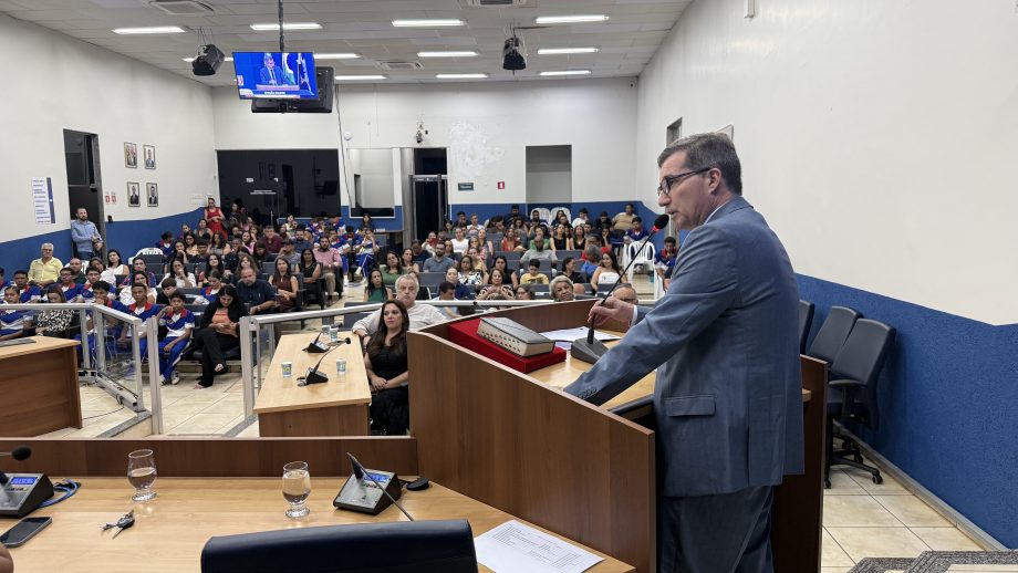 Em sessão solene, Câmara homenageia prefeito, servidores e programas municipais que se destacaram nacionalmente