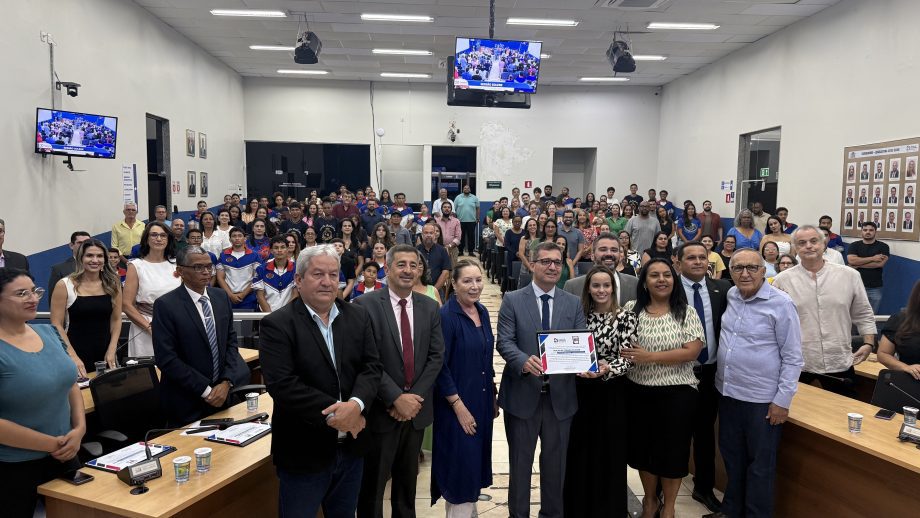 Em sessão solene, Câmara homenageia prefeito, servidores e programas municipais que se destacaram nacionalmente
