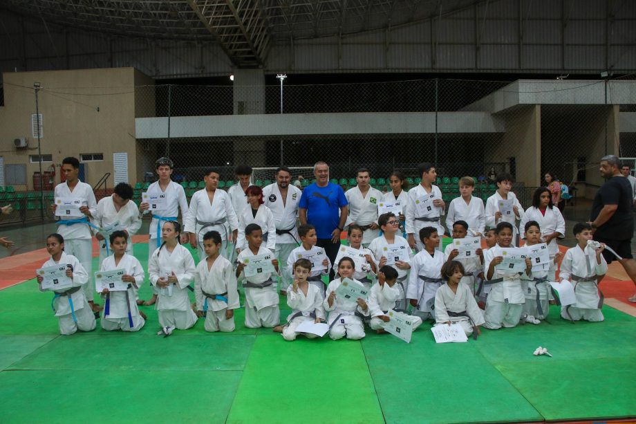 Alunos do projeto de Judô da SEJUVEL celebram troca de faixa no esporte