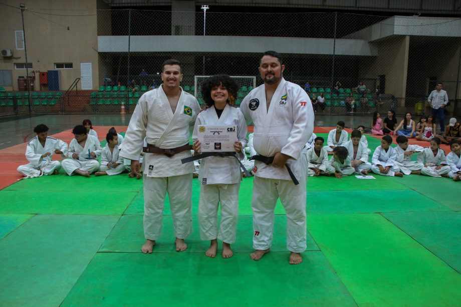 Alunos do projeto de Judô da SEJUVEL celebram troca de faixa no esporte