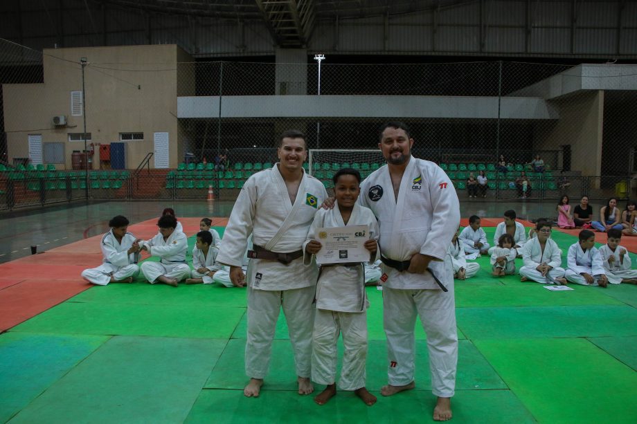 Alunos do projeto de Judô da SEJUVEL celebram troca de faixa no esporte
