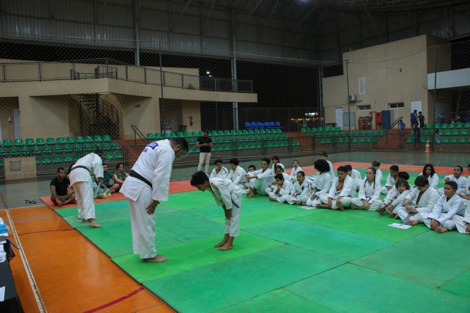 Alunos do projeto de Judô da SEJUVEL celebram troca de faixa no esporte